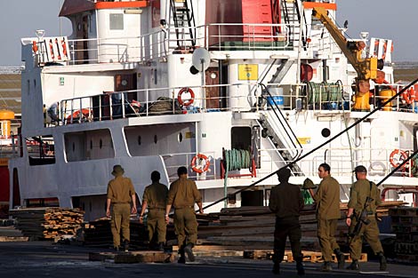 barco-apresado-por-israel-vigilado-en-ashod-efe.jpg