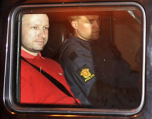 noruega-breivik-en-furgon-policia-foto-reuters.jpg